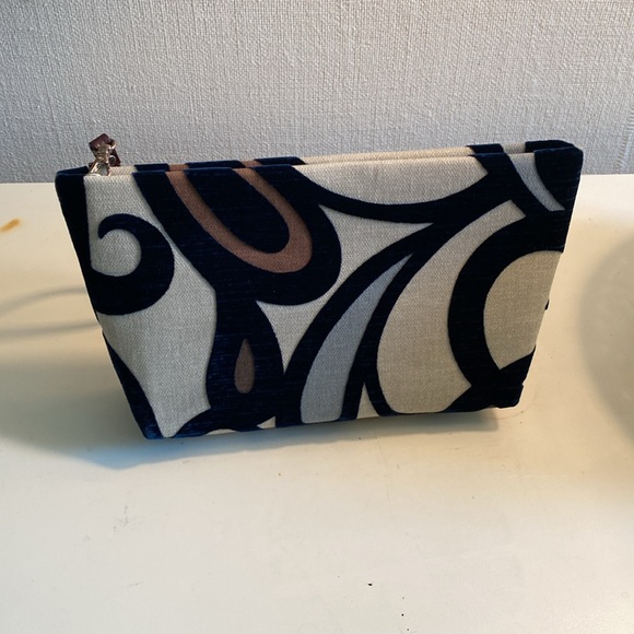 Add Libb POPPY HANDBAG w/wrist strap. Unique and handmade. Like new! - Picture 6 of 7